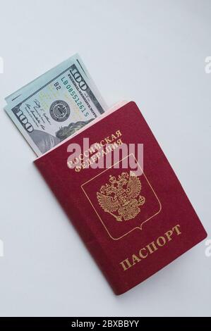 Deux billets de 100 dollars américains chacune, couché dans le passeport russe sur un fond blanc. Banque D'Images