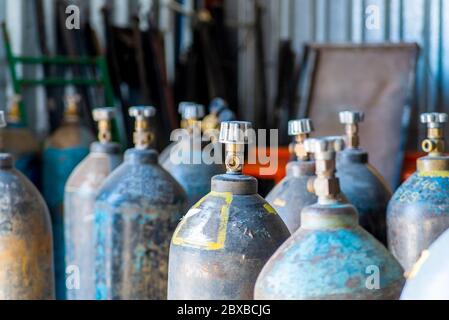 Réservoirs de stockage en acier au gaz à l'acétylène et à l'oxigen pour le soudage. Banque D'Images