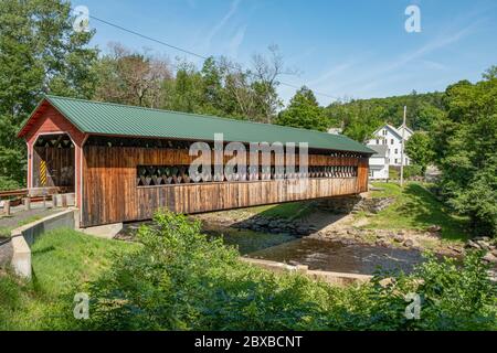 Le pont couvert ware–Hardwick est un pont couvert historique qui enjambe la rivière Ware sur le chemin Old Gilbertville et la rue Bridge à Ware et Hardwick, ma Banque D'Images