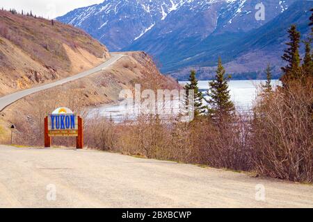 Bienvenue à la signalisation du Yukon à l'entrée des Territoires du Yukon en route depuis Skagway, en Alaska. Banque D'Images