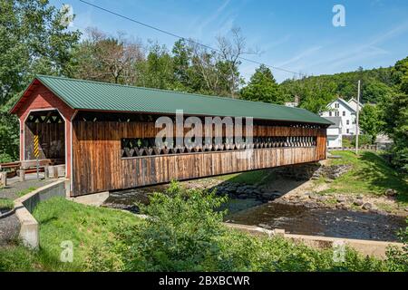 Le pont couvert ware–Hardwick est un pont couvert historique qui enjambe la rivière Ware sur le chemin Old Gilbertville et la rue Bridge à Ware et Hardwick, ma Banque D'Images