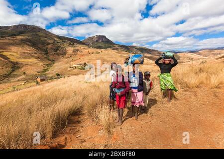 Famille malgache dans le paysage rural . Madagascar Banque D'Images