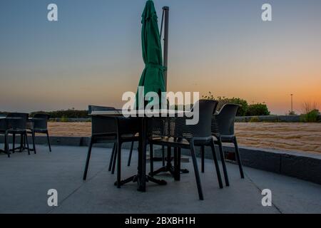 Tôt le matin, vue sur la table et les chaises du restaurant de luxe près de la mer à koweït Banque D'Images
