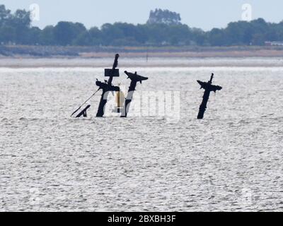 Sheerness, Kent, Royaume-Uni. 6 juin 2020. Les mâts de l'épave du SS Richard Montgomery, situé à 1.5 milles au nord de Sheerness dans l'estuaire de la Tamise, près des canaux de navigation Medway et Thames, et ont signalé avoir 1,400 tonnes d'explosifs encore à bord, photographiés ce soir à marée basse. Le gouvernement est à la recherche d'un entrepreneur pour couper les mâts afin de réduire la contrainte sur le navire, et a offert 5 millions de livres sterling pour le travail. Crédit : James Bell/Alay Live News Banque D'Images