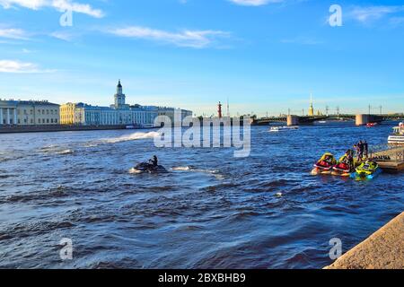 Saint-Pétersbourg, Russie - 13 juin 2019 : excursions en bateau et excursions pour les touristes sur la Neva par le lancement et le jet ski. Jeunes gens en jet-ski ou wa Banque D'Images