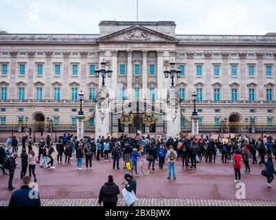 Londres, Royaume-Uni. 6 juin 2020. Les manifestants se rassemblent devant le palais de Buckingham lors de la manifestation Black Lives Matter à Londres le 6 juin 2020, à la mémoire de George Floyd, tué le 25 mai alors qu'il était en garde à vue dans la ville américaine de Minneapolis. Crédit: Yousef Al Nasser/Alay Live News. Banque D'Images