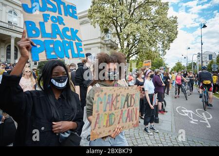 Varsovie, Mazovie, Pologne. 6 juin 2020. Manifestation devant l'ambassade américaine à Varsovie après la mort de George Floyd.in la photo: Credit: Hubert Mathis/ZUMA Wire/Alamy Live News Banque D'Images