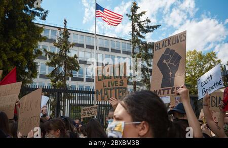 Varsovie, Mazovie, Pologne. 6 juin 2020. Manifestation devant l'ambassade américaine à Varsovie après la mort de George Floyd.in la photo: Credit: Hubert Mathis/ZUMA Wire/Alamy Live News Banque D'Images