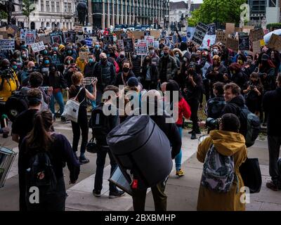 Londres, Royaume-Uni. 6 juin 2020. Black Lives Matter Protest sur la place du Parlement à Londres. À la mémoire de George Floyd qui a été tué le 25 mai alors qu'il était en garde à vue dans la ville américaine de Minneapolis. Crédit: Yousef Al Nasser/Alay Live News. Banque D'Images