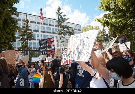 Varsovie, Mazovie, Pologne. 6 juin 2020. Manifestation devant l'ambassade américaine à Varsovie après la mort de George Floyd.in la photo: Credit: Hubert Mathis/ZUMA Wire/Alamy Live News Banque D'Images