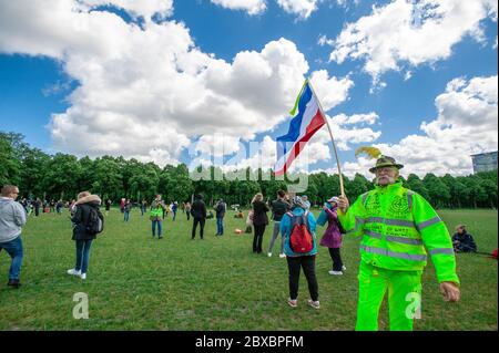 Malieveld, la Haye, pays-Bas. Samedi 6 juin 2020. C'est la deuxième démonstration de ce type en autant de semaines. La manifestation qui s'est tenue samedi dernier sur le Koekamp, à la Haye, a été brutalement mise fin par le maire par intérim Johan Kemkes; lorsque le nombre de manifesteurs autorisés a dépassé la directive gouvernementale de 30 socialement distancés. Leur argument aujourd’hui : « si le gouvernement avait permis une réunion de 5000 manifestants sur la place du Dam à Amsterdam, nous aussi pouvons nous rassembler en masse. Crédit : Charles M Vella/Alay Live News Banque D'Images