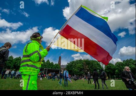 Malieveld, la Haye, pays-Bas. Samedi 6 juin 2020. C'est la deuxième démonstration de ce type en autant de semaines. La manifestation qui s'est tenue samedi dernier sur le Koekamp, à la Haye, a été brutalement mise fin par le maire par intérim Johan Kemkes; lorsque le nombre de manifesteurs autorisés a dépassé la directive gouvernementale de 30 socialement distancés. Leur argument aujourd’hui : « si le gouvernement avait permis une réunion de 5000 manifestants sur la place du Dam à Amsterdam, nous aussi pouvons nous rassembler en masse. Crédit : Charles M Vella/Alay Live News Banque D'Images