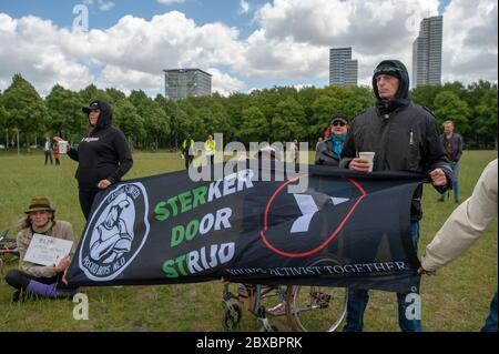 Malieveld, la Haye, pays-Bas. Samedi 6 juin 2020. C'est la deuxième démonstration de ce type en autant de semaines. La manifestation qui s'est tenue samedi dernier sur le Koekamp, à la Haye, a été brutalement mise fin par le maire par intérim Johan Kemkes; lorsque le nombre de manifesteurs autorisés a dépassé la directive gouvernementale de 30 socialement distancés. Leur argument aujourd’hui : « si le gouvernement avait permis une réunion de 5000 manifestants sur la place du Dam à Amsterdam, nous aussi pouvons nous rassembler en masse. Crédit : Charles M Vella/Alay Live News Banque D'Images