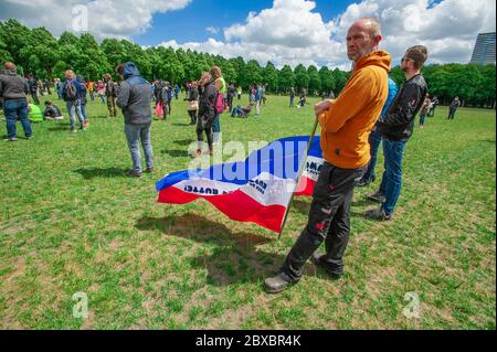 Malieveld, la Haye, pays-Bas. Samedi 6 juin 2020. C'est la deuxième démonstration de ce type en autant de semaines. La manifestation qui s'est tenue samedi dernier sur le Koekamp, à la Haye, a été brutalement mise fin par le maire par intérim Johan Kemkes; lorsque le nombre de manifesteurs autorisés a dépassé la directive gouvernementale de 30 socialement distancés. Leur argument aujourd’hui : « si le gouvernement avait permis une réunion de 5000 manifestants sur la place du Dam à Amsterdam, nous aussi pouvons nous rassembler en masse. Crédit : Charles M Vella/Alay Live News Banque D'Images
