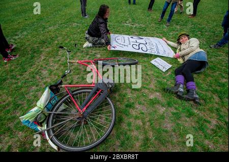 Malieveld, la Haye, pays-Bas. Samedi 6 juin 2020. C'est la deuxième démonstration de ce type en autant de semaines. La manifestation qui s'est tenue samedi dernier sur le Koekamp, à la Haye, a été brutalement mise fin par le maire par intérim Johan Kemkes; lorsque le nombre de manifesteurs autorisés a dépassé la directive gouvernementale de 30 socialement distancés. Leur argument aujourd’hui : « si le gouvernement avait permis une réunion de 5000 manifestants sur la place du Dam à Amsterdam, nous aussi pouvons nous rassembler en masse. Crédit : Charles M Vella/Alay Live News Banque D'Images