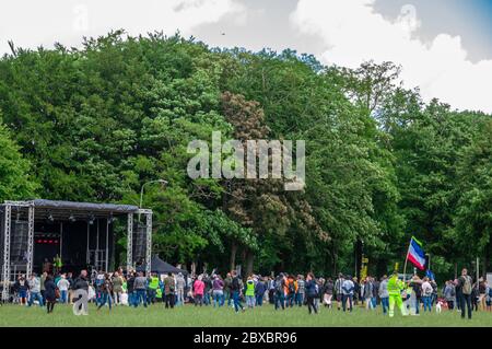 Malieveld, la Haye, pays-Bas. Samedi 6 juin 2020. C'est la deuxième démonstration de ce type en autant de semaines. La manifestation qui s'est tenue samedi dernier sur le Koekamp, à la Haye, a été brutalement mise fin par le maire par intérim Johan Kemkes; lorsque le nombre de manifesteurs autorisés a dépassé la directive gouvernementale de 30 socialement distancés. Leur argument aujourd’hui : « si le gouvernement avait permis une réunion de 5000 manifestants sur la place du Dam à Amsterdam, nous aussi pouvons nous rassembler en masse. Crédit : Charles M Vella/Alay Live News Banque D'Images