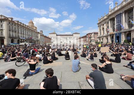 Turin, Italie. 6 juin 2020. Les militants de la vie noire comptent pour protester contre le racisme devant le Palais Royal. Credit: MLBARIONA/Alay Live News Banque D'Images