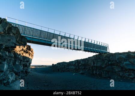 Pont entre les continents est situé dans la péninsule de Reykjanes facilement accessible depuis Reykjavik, la capitale de l'Islande. Tourisme en Islande. Élevée Banque D'Images