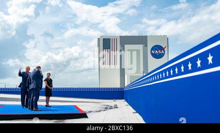 Le président Donald J. Trump, accompagné du vice-président Mike Pence, de la deuxième dame Karen Pence et de l'administrateur de la NASA Jim Bridenstine, a fait un pas de pouce avant le lancement de la mission de démonstration SpaceX 2 le samedi 30 mai 2020, au Kennedy Space Center Operational support Building à Cape Canaveral, FLA People: Président Donald J. Trump, vice-président Mike Pence, deuxième dame Karen Pence crédit: Storms Media Group/Alay Live News Banque D'Images