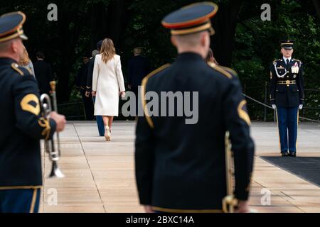 Arlington, États-Unis d'Amérique. 25 mai 2020. La première dame Melania Trump part d'une cérémonie de pose de couronne du jour du souvenir à la tombe du soldat inconnu au cimetière national d'Arlington lundi, 25 mai 2020, à Arlington, va personnes: La première dame Melania crédit de Trump: Storms Media Group/Alay Live News Banque D'Images