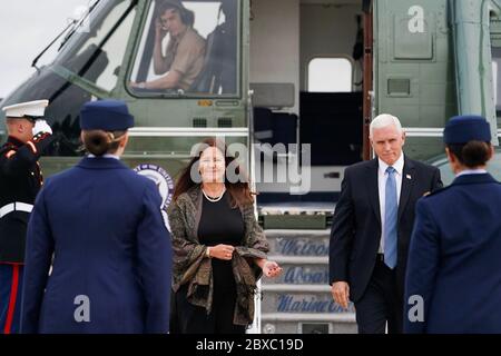 Marietta, États-Unis d'Amérique. 29 mai 2020. Le vice-président Mike Pence et la deuxième dame Karen Pence sont escortés de Marine Two à Air Force Two par le Maj. Ingrid Muniz et le Sgt. Amy Saunders à la base conjointe Andrews, Md. Vendredi 29 mai 2020, en route vers la base de la réserve aérienne de Dobbins à Marietta, GA personnes : Vice-président Mike Pence et deuxième Dame Karen Pence crédit : Storms Media Group/Alay Live News Banque D'Images