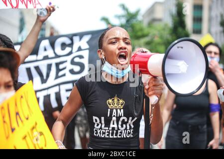 Washington, District de Columbia, États-Unis. 6 juin 2020. Le protestataire marche alors que le maire de D.C. renomme une partie de la 16e rue devant la Maison Blanche à Black Lives Matter Plaza. Une manifestation pacifique est organisée à la Maison Blanche à la suite de la mort de G. Floyd. Crédit : Steven Ramaherison/TheNEWS2/ZUMA Wire/Alamy Live News Banque D'Images