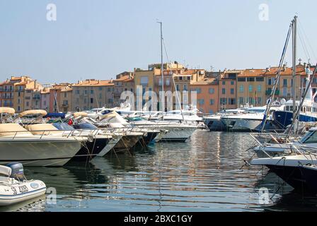 Yachts amarrés dans le port de Saint Tropez, France Banque D'Images