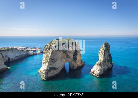 Pigeon Rock dans la région de Raouche à Beyrouth, Liban Banque D'Images