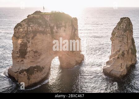 Pigeon Rock dans la région de Raouche à Beyrouth, Liban Banque D'Images