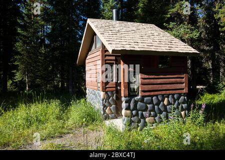 Toilettes dans un camping près de Grassy Lake Road dans le parc national de Grand Teton, le long de la route de vélo de Great Divide Mountain. Banque D'Images