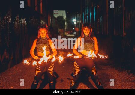 Danseurs de feu dans la rue. Banque D'Images