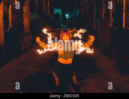 Danseurs de feu dans la rue. Banque D'Images