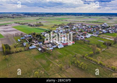 Vue aérienne dans la zone rurale de la Voïvodeship Mazovie de Pologne avec petit village Jaczew Banque D'Images