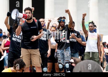Washington, États-Unis. 06e juin 2020. Les manifestants se réunissent au Lincoln Memorial pour protester contre les inégalités systémiques et la brutalité policière, le 6 juin 2020. (Photo de Michael Candelori/Sipa USA) crédit: SIPA USA/Alay Live News Banque D'Images