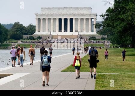 Washington, États-Unis. 06e juin 2020. Les manifestants se réunissent au Lincoln Memorial pour protester contre les inégalités systémiques et la brutalité policière, le 6 juin 2020. (Photo de Michael Candelori/Sipa USA) crédit: SIPA USA/Alay Live News Banque D'Images