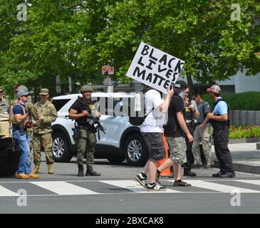 Washington DC, 6 juin 2020, États-Unis : les manifestants se rassemblent dans et autour de la Maison Blanche, tandis que des milliers de personnes se rassemblent dans différentes parties de Washington DC Banque D'Images