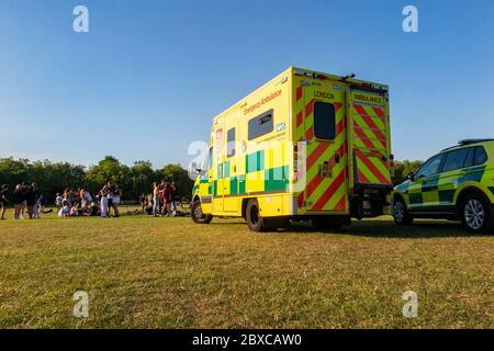 Les ambulances assistent à une fille ivre sur Wandsworth Common pendant le confinement du coronavirus en mai 2020 Banque D'Images