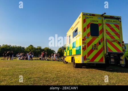 Les ambulances assistent à une fille ivre sur Wandsworth Common pendant le confinement du coronavirus en mai 2020 Banque D'Images