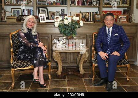 Palm Springs, Californie, États-Unis. 5 juin 2020. La princesse Karen Cantrell, présidente du cercle des fondateurs de l'Association des Nations Unies de la vallée de Coachella, est interviewée par l'animateur de télévision Joey Zhou sur la « pandémie des Lumières » à Palm Springs, en Californie. Cantrell est également propriétaire de Lady Golf Fashion House à Palm Desert où elle a recueilli des dons de nourriture et de fournitures de la communauté et les a distribués à ceux qui en ont besoin. Joey Zhou est l'hôte du salon Zhou Zheng qui a un large public international. Crédit: Sheri Determan Banque D'Images