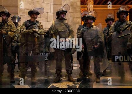 Les gardes nationaux du Nebraska se tiennent avec la police d'État du Nebraska qui garde le Capitole de l'État du Nebraska à la suite de manifestations et d'émeutes à la suite de la mort de George Floyd le 31 mai 2020 à Lincoln, dans le Nebraska. Floyd a été étouffé par la police à Minneapolis, ce qui a entraîné des manifestations qui ont balayé le pays. Banque D'Images