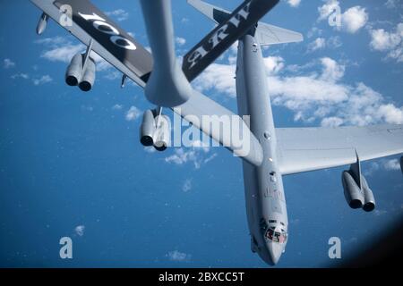 Un bombardier B-52 Stratoforteresse de la Force aérienne des États-Unis, de la 5e Escadre Bomb, s'éloigne d'un KC-135 Stratotanker après avoir fait le plein lors d'une mission d'bombardier stratégique le 3 juin 2020 au large de la côte nord de la Norvège. Banque D'Images