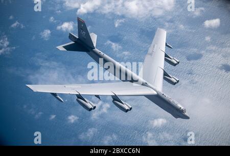Un bombardier B-52 Stratoforteresse de la Force aérienne des États-Unis, de la 5e Escadre Bomb, s'éloigne d'un KC-135 Stratotanker après avoir fait le plein lors d'une mission d'bombardier stratégique le 3 juin 2020 au large de la côte nord de la Norvège. Banque D'Images