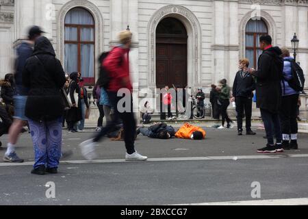 Des milliers de vies noires comptent des manifestants qui passent par Londres le 6 juin 2020. Banque D'Images