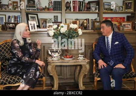 Palm Springs, Californie, États-Unis. 5 juin 2020. La princesse Karen Cantrell, présidente du cercle du fondateur de l'Association des Nations Unies de la vallée de Coachella, est interviewée par l'animateur de télévision Joey Zhou sur « la pandémie des Lumières » à Palm Springs, en Californie. Cantrell est également propriétaire de Lady Golf Fashion House à Palm Desert où elle a recueilli des dons de nourriture et de fournitures de la communauté et les a distribués à ceux qui en ont besoin. Joey Zhou est l'hôte du salon Zhou Zheng qui a un large public international. Crédit: Sheri Determan/Alamy.com Banque D'Images