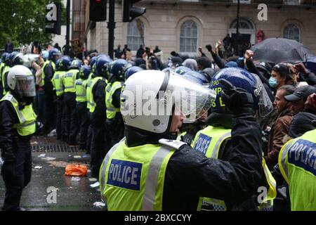 Des milliers de vies noires comptent des manifestants qui passent par Londres le 6 juin 2020. Banque D'Images