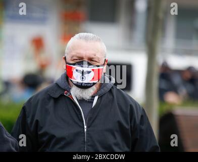 Un manifestant porte un masque aux couleurs du drapeau de l’empire allemand avec une croix de fer et un aigle dessus, avec l’écriture de « l’Allemagne ma patrie ». Environ 50 manifestants de droite ont défilé dans le centre-ville de Worms pour les 12 dernières années « la mort de l'avenir allemand ». La marche a été courte en raison de plusieurs centaines de contre-manifestants qui ont bloqué le chemin de la marche de droite. La marche a été un événement annuel de droite dans différentes villes allemandes qui a attiré plus de 1000 000 manifestants à son sommet. (Photo de Michael Debets/Pacific Press) Banque D'Images