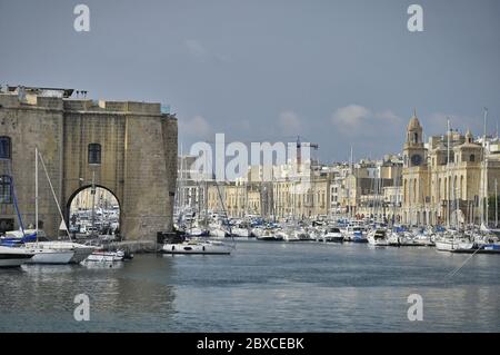 Le front de mer de Birgu vue de Senglea, avec le port de plaisance sur la droite avec des bateaux à voile. Le Cugó Gran Macina Grand Harbour Hotel est à gauche Banque D'Images