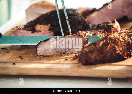 Plusieurs morceaux de viande de bœuf rôtie sur un panneau de bois. Concept de célébration, fête, anniversaire ou mariage. Banque D'Images