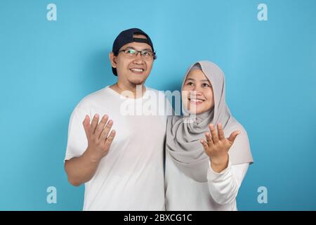 Portait de heureux couple asiatique musulman souriant, regardant et rêvant, mari et femme embrassant plein d'amour, concept de famille Banque D'Images