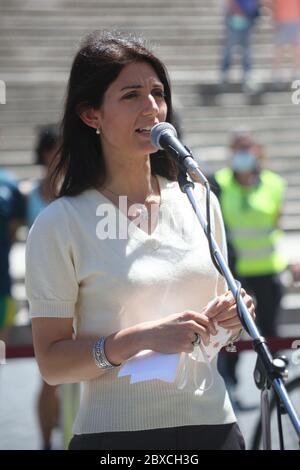 Roma, Italie. 06e juin 2020. Roma 6 giugno 2020: Il sindaco di Roma Virginia Raggi Stremura in Piazza di Spagna sotto la scalinata di trinità dei Monti, il nuovo sistema di mobilità sostenibile in monopattino della DOTT in modalità sharing, la flotta di monopattini arriva sino ai 1000 pezzi a Roma crédit: Agence photo indépendante/Alamy Live News Banque D'Images